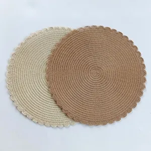 Rond geweven placemat met geschulpte kantrand, natuurlijk papierentafelmat voor eetkamerdecoratie.