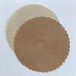 Ronde geweven papier placemat met geschulpte rand voor keuken en feestdecoratie.