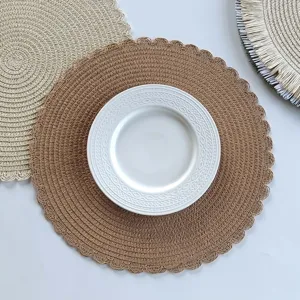 Ronde papieren geweven placemat voor eettafel, decoratieve gevlochten mat voor feest.