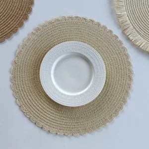 Ronde geweven placemat met geschulpte rand voor eettafeldecoratie en keukenopstelling.