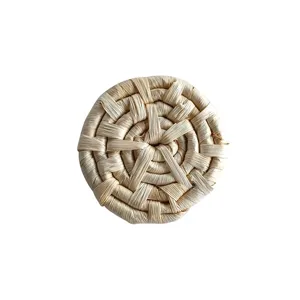 Sottobicchiere intrecciato in mais, consistenza di paglia naturale, dettagli isolamento.