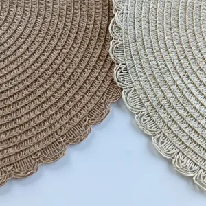 Detailopname van ronde geweven placemats met papierstructuur en verfijnde kanten randen.