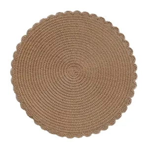 Ronde geweven placemat met geschulpte rand voor keuken eettafel decoratie en feestje.