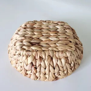 Detailweergave van de waterhyacint mand, perfect voor het opbergen van kleine spullen.