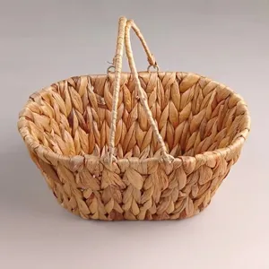 Cesta de jacinto de agua tejida a mano con detalle de la textura trenzada