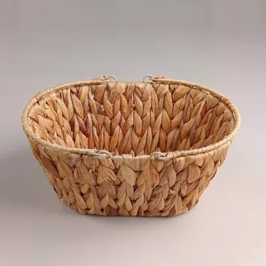 Vista macro detallada de cesta de almacenamiento tejida a mano de jacinto de agua natural
