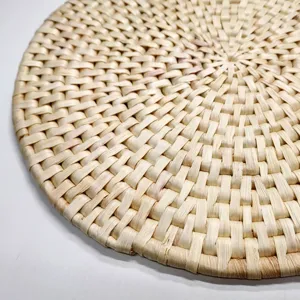 Détail macro de la texture tissée en spirale d'un set de table en feuilles de maïs