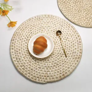 Set de table rond en paille de maïs tressé à la main avec pâtisserie et cuillère