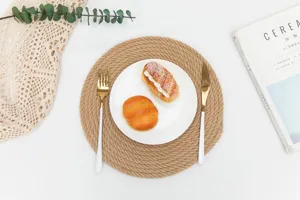 Handgefertigtes rundes Tischset aus Jute in einer minimalistischen Tischdekoration