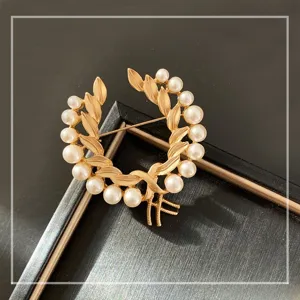 Retro Perlen Weizen Ähre Brosche Detailansicht mit goldenem Metall und weißen Perlen für Damen.