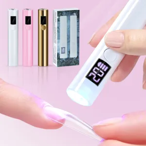 Primo piano di una lampada per unghie UV LED portatile che polimerizza un'estensione trasparente al dito