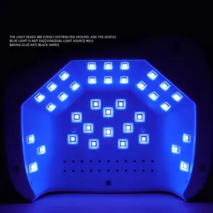 Vista detallada de las cuentas de luz LED UV internas en una lámpara de uñas S20