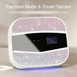 Vista dettagliata della lampada per unghie UV/LED decorata con strass e timer digitale