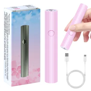 Vista della lampada per unghie LED UV rosa con cavo USB e confezione floreale