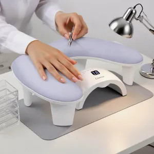 Nahaufnahme des U-förmigen Maniküre-Handkissens mit integrierter LED-Nagellampe