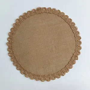Tovaglietta rotonda in iuta con bordo in pizzo di carta, isolamento termico minimalista.