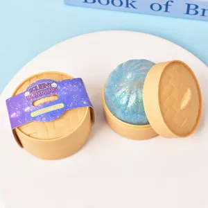 Glitzerndes blaues Squishy-Dumpling-Spielzeug in einem realistischen Dämpfkorb-Behälter