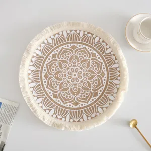Detaillierte Nahaufnahme eines nordischen Jute-Tischsets mit Mandala-Muster und Fransenrand