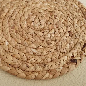 Primer plano detallado de mantel individual de paja con textura de tejido espiral