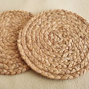 Detalle de mantel individual redondo de paja natural con textura rústica gruesa