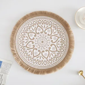 Detailansicht eines nordischen runden Jute-Platzsets mit Mandala-Muster und Fransenrand