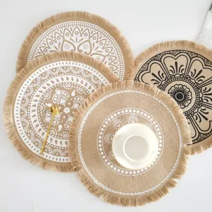 Detailansicht runder Boho-Tischset aus Jute mit weißem Mandala-Muster und Fransen