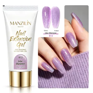Λεπτομέρεια τζελ επέκτασης νυχιών Lilac Shimmer B12 με γυαλιστερό φινίρισμα.