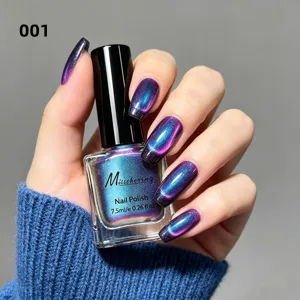 Dettaglio macro dello smalto per unghie cat-eye viola-blu scintillante su unghie lunghe.