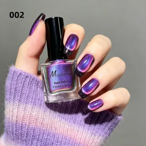 Vista dettagliata dello smalto Misscheering cat-eye 002 con effetto magnetico viola
