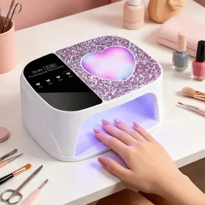 Dettaglio della lampada professionale per unghie UV LED S30 con design a cuore glitter