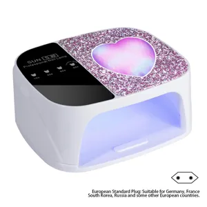 Dettaglio della lampada per unghie S30 UV LED con motivo a cuore e spina europea