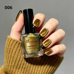 Primo piano dettagliato dello smalto per unghie cat-eye oro brillante su unghie lunghe