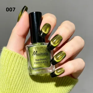 Smalto per unghie cat-eye verde vibrante con riflessi dorati per una bella manicure