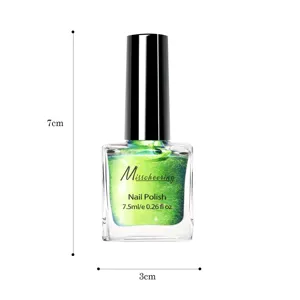 Dettaglio macro del flacone di smalto verde cat eye con dimensioni 7 cm di altezza e 3 cm