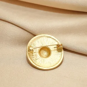 Vintage metal hat brooch for women, elegant suit pin and stylish corsage fashion accessory.