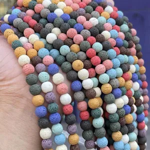 Detailaufnahme der mehrfarbigen porösen runden Vulkansteinperlen für DIY-Schmuck