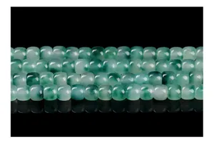 Detailaufnahme von durchscheinenden grünen Moos-Chalcedon-Trommelperlen für DIY-Schmuck