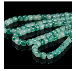 Makroaufnahme von lichtdurchlässigen grünen Chalcedon-Perlen für die DIY-Schmuckherstellung