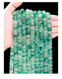Detailansicht von grünen schwebenden Blumen-Chalcedon-Fassperlen für DIY-Schmuckbau