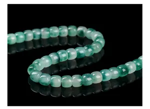 Detaillierte Makroansicht von grünen Chalcedon-Trommelperlen für DIY