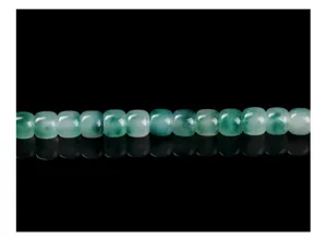 Detaillierte Makroaufnahme von grünen schwebenden Blumen Chalcedon Fassperlen für DIY-Handwerk