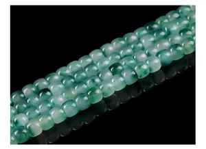 Nahaufnahme von lichtdurchlässigen grünen Chalcedon-Fassperlen für hochwertigen DIY-Schmuck