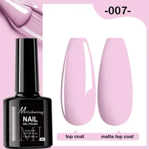 Détail du vernis à ongles gel rose avec finitions top coat brillant et top coat mat