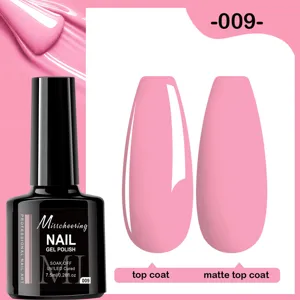 Gros plan de vernis gel rose avec effets de top coat brillant et mat