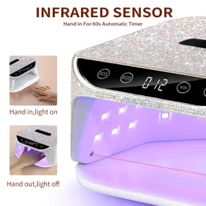 Gros plan sur lampe à ongles LED UV strassée avec capteur infrarouge et minuterie