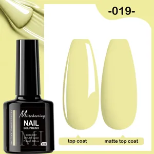 Vue détaillée du vernis gel jaune clair avec effets de finition brillant et mat.
