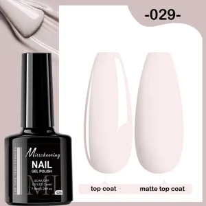 Détail du vernis gel Misscheering couleur 029 avec finitions brillantes et mates