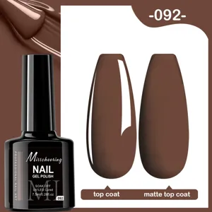 Détail du vernis à ongles gel marron avec finitions top coat brillante et mate