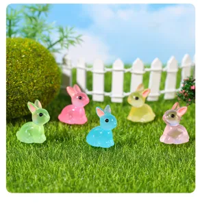 Miniature di coniglietto in resina luminosa per micro paesaggio di muschio decorazione.