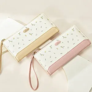 Portefeuilles longs élégants pour femmes avec imprimés floraux et dragonnes assorties.